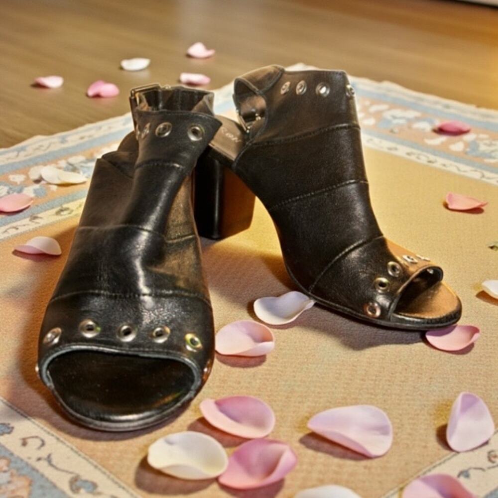 Ron White Black Leather Slingback Chunky Heels Womens 6.5 / 37 Grommet Open Toe